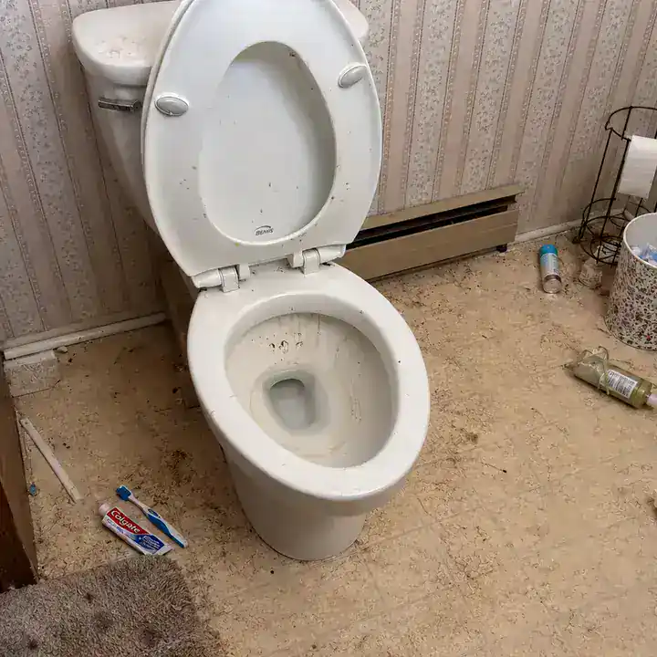 Baño antes de la limpieza, con suciedad y objetos sobre el piso