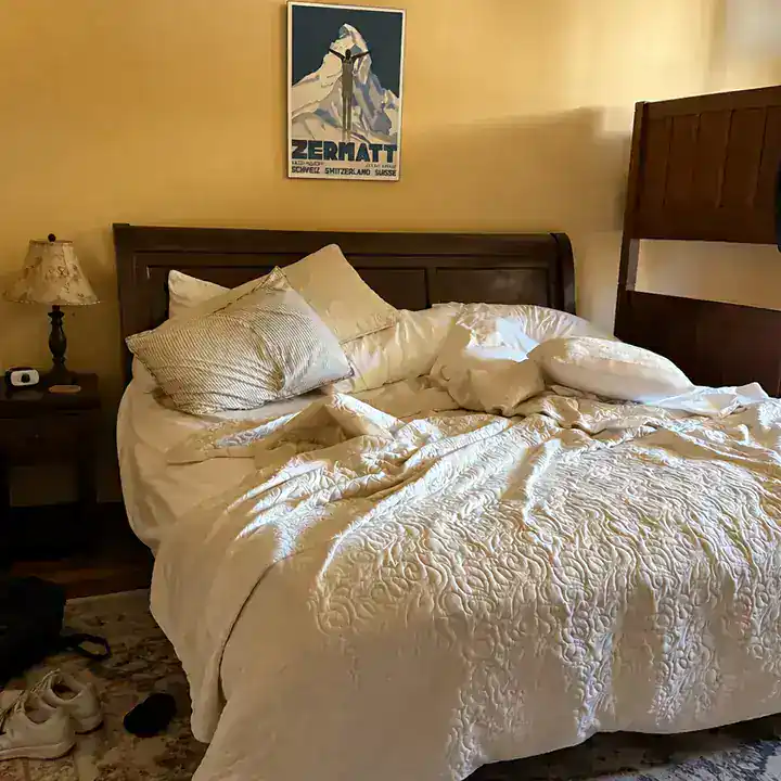 Dormitorio antes de la limpieza, con cama y objetos desordenados